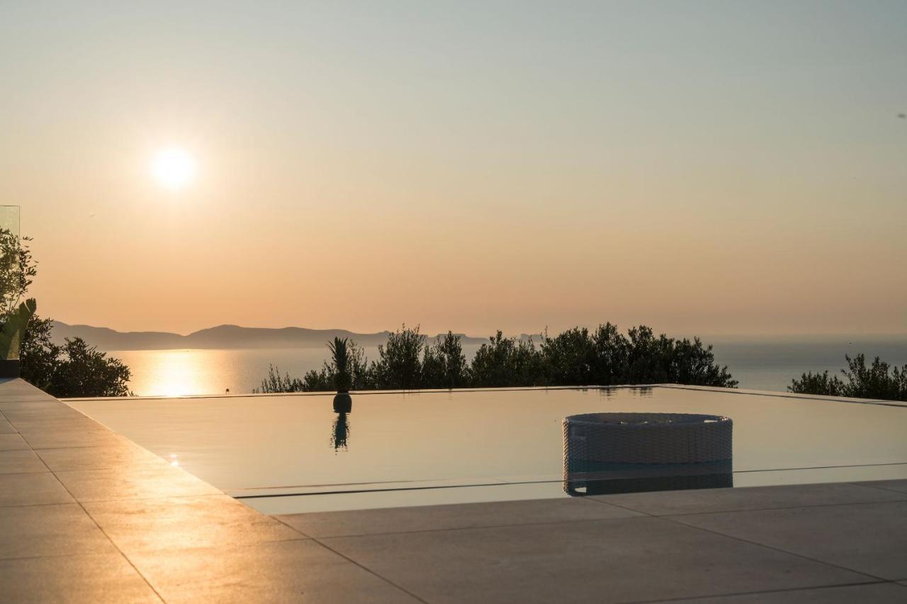 Villa Ekphrasis With Sea View And Jacuzzi Ravdhoúkha Zewnętrze zdjęcie